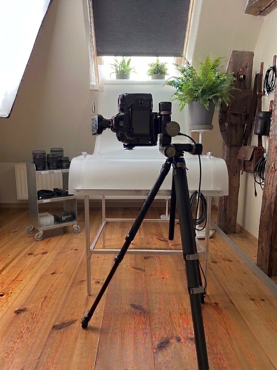 Fotostudio Lichtkapsel in Gasseldorf bei Ebermannstadt — Kamera auf Stativ vor dem Aufnahmetisch